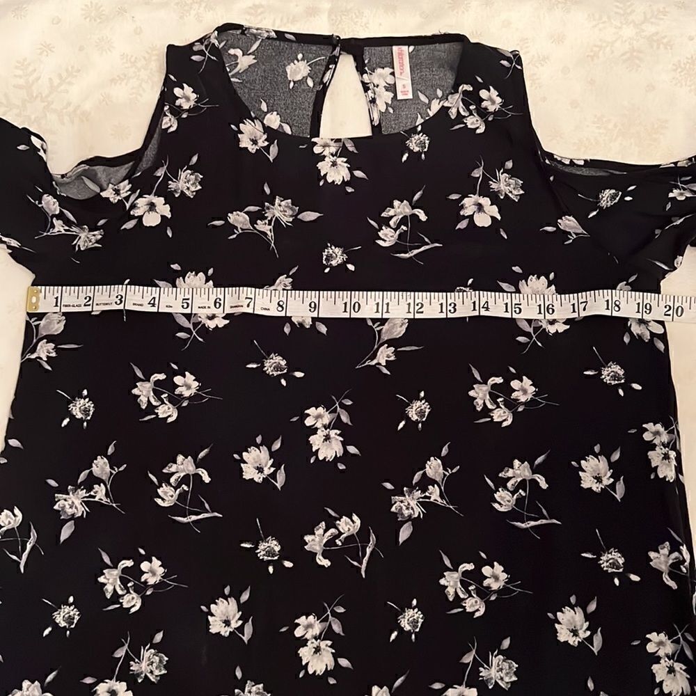 Xhilaration size small SS cold shoulder black and white floral dress EUC - Picture 9 of 10